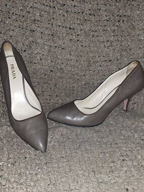 PRADA-Classic Vintage Taupe Leather-Pointy Toe-Low Stiletto-Sz 40/9.5-Excellent